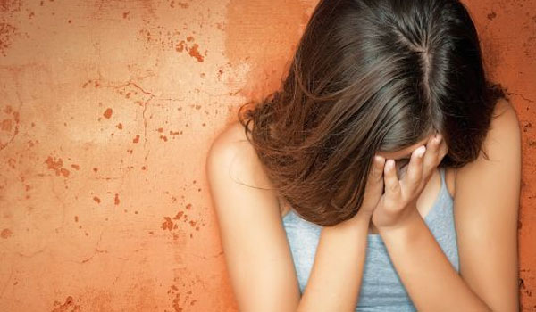 Τη βίαζε ο πατέρας της και η μάνα της της έλεγε να μην μιλά και τους κάνει ρεζίλι
