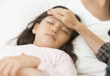 Παιδίατρος: «Γονείς ασυμπτωματικοί, παιδιά με πυρετό - Πότε να ανησυχήσουμε»