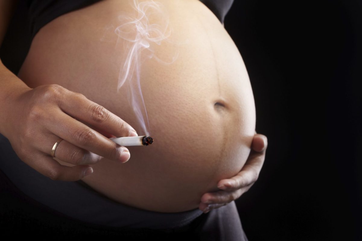 Σβήσε το τσιγάρο πριν αλλά και μετά την εγκυμοσύνη αν δεν θες το παιδί να έχει προβλήματα ακοής και μαθησιακές δυσκολίες
