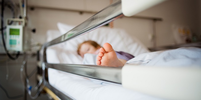 Είδε “σκιές” και πυροβόλησε παιδιά που έπαιζαν κρυφτό – 14χρονη στο νοσοκομείο με σφαίρα στο κεφάλι