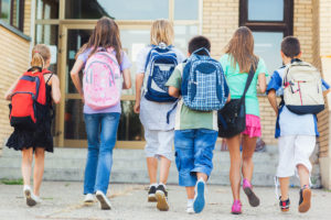 Παιδιά χρειάζονται ρούχα, παπούτσια και σχολικά για να γυρίσουν στην τάξη χαρούμενα