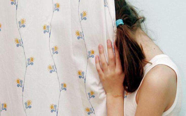 Στην πορνεία και στη ζητιανιά εξωθούσαν ανήλικη η μητέρα και ο αδερφός της