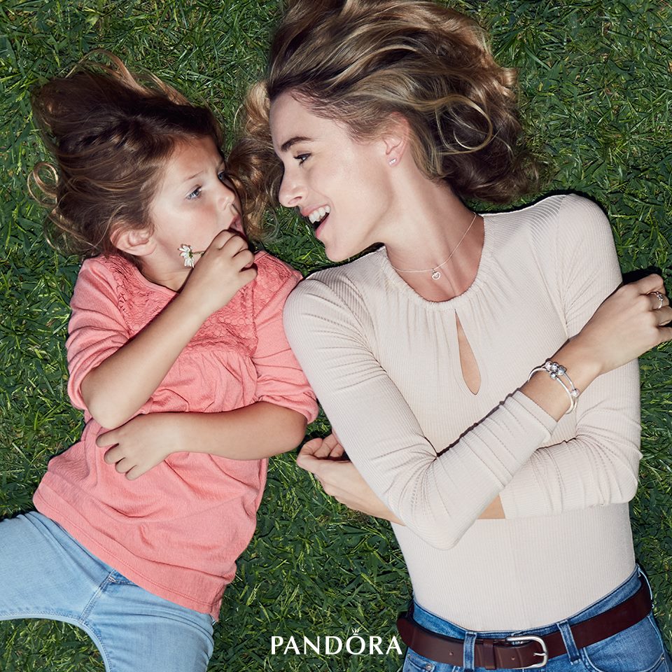 Η PANDORA γιορτάζει την Ημέρα της μητέρας και τιμά τις «μητέρες της καρδιάς»
