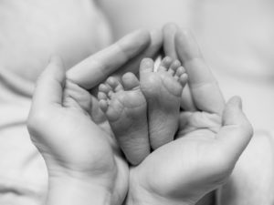 Ζευγάρι περιμένει να γεννηθεί το μωρό του με σπάνια διαταραχή για να του πει αντίο για πάντα