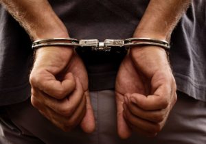 Χειροπέδες σε ανήλικο που έκρυβε ναρκωτικά στο... δωμάτιό του!