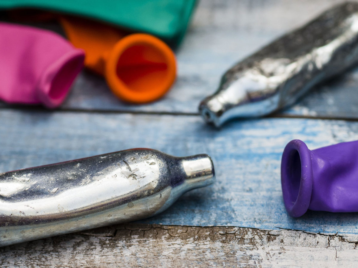 Γονείς προσοχή! Το παράνομο laughing gas διακινείται στα στέκια της νεολαίας – Σε ρόλο πωλητών και ανήλικα κορίτσια