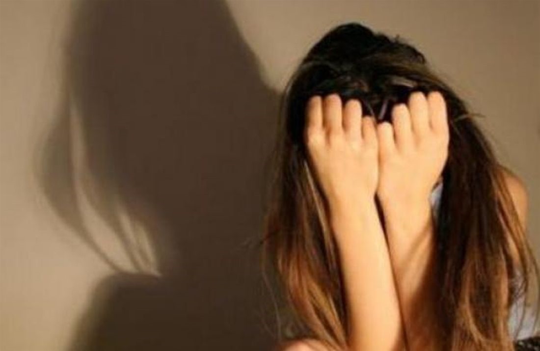 15xρονη το έσκασε από ξενοδοχείο στην Κέρκυρα όπου η μητέρα της την είχε στείλει να συνοδεύσει επιχειρηματία