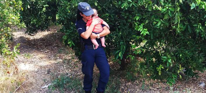 Αστυνομικός κοίμησε στην αγκαλιά της μωρό μετά από τροχαίο των γονιών του
