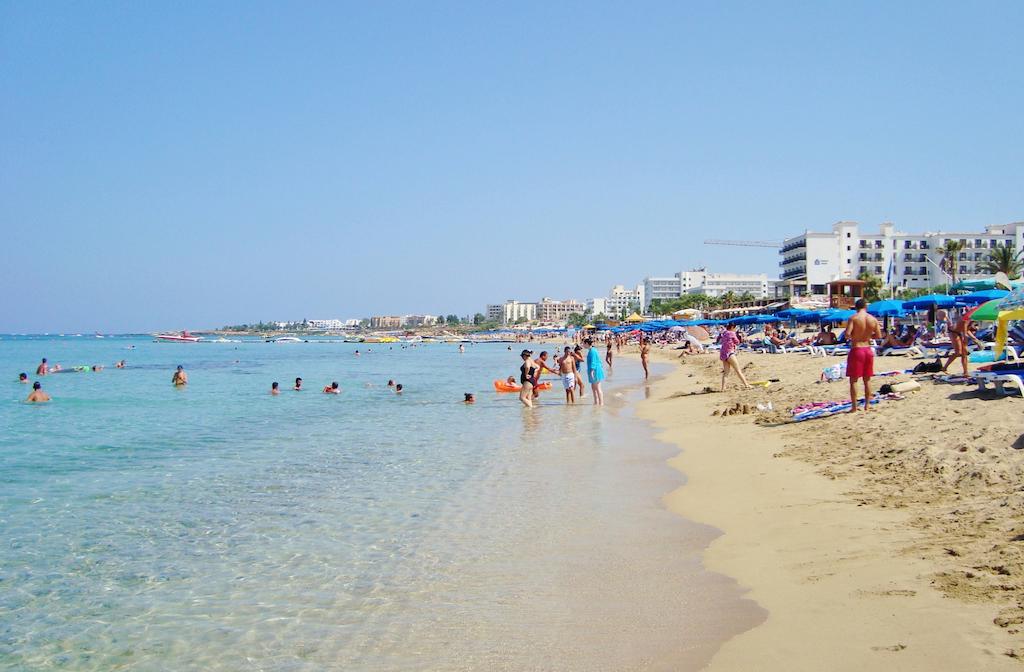 Σε διαθεσιμότητα ο 44χρονος αστυνομικός που αυνανιζόταν δημόσια στον Πρωταρά