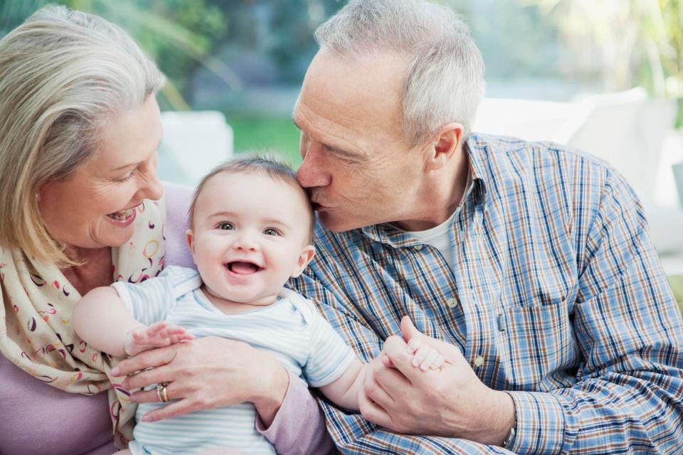 Πείτε το στους παππούδες: Το babysitting κάνει καλό στην υγεία!