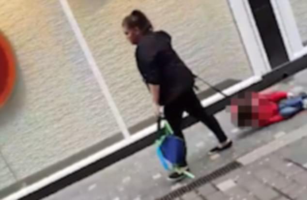 Μάνα σέρνει το παιδί της στον δρόμο με λουρί!: Δείτε το απίστευτο βίντεο