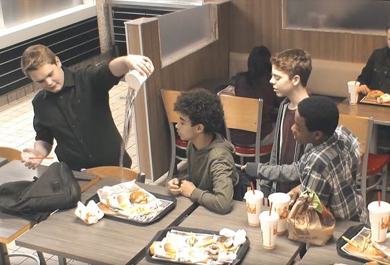 Η νέα διαφήμιση των Burger King κατά του bullying δίνει… γροθιά στο στομάχι