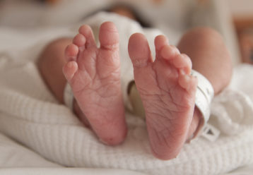 Ο Σύνδεσμος «Μωρά Θαύματα» για μία ακόμη φορά πραγματοποίησε το σπουδαίο καθήκον του και προσέφερε ένα ζευγάρι ειδικών αγκαλιών zaky hands