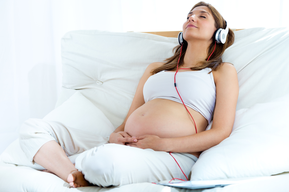 Το playlist της εγκυμοσύνης σου: 14+1 τραγούδια που θα σου κάνουν καλό να τα ακούς ενώ είσαι έγκυος