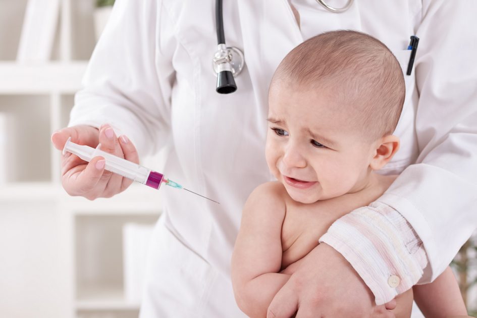 Ένας παιδίατρος καταρρίπτει τους πιο διαδεδομένους μύθους όσων αρνούνται συνειδητά να εμβολιάσουν τα παιδιά τους