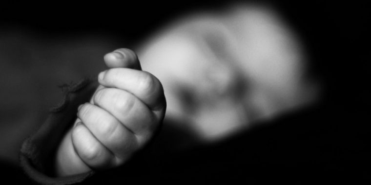 Γιατί παραμένει ακόμη άταφο το νεογέννητο κοριτσάκι που βρέθηκε νεκρό στο εργοστάσιο ανακύκλωσης;
