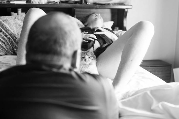 Γυναίκα φωτογραφίζεται να «γεννά» γατάκι και το ίντερνετ αντιδρά