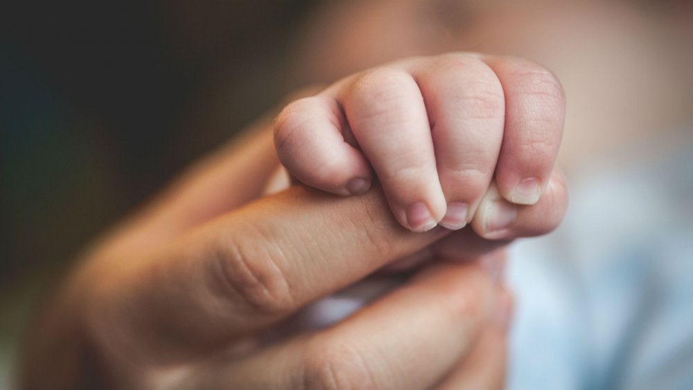 Στο Κακουργοδικείο παραπέμφθηκαν οι γονείς του 3 μηνών βρέφους που έσβησε στο Μακάρειο – Το βαρύ κατηγορητήριο
