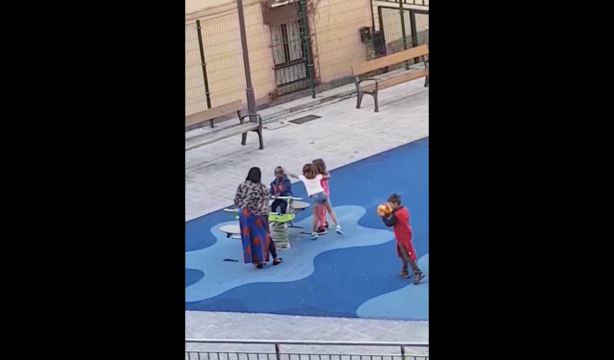 Ρατσιστική επίθεση παιδιών σε παιδική χαρά καταγράφεται σε βίντεο και σοκάρει την Ευρώπη!