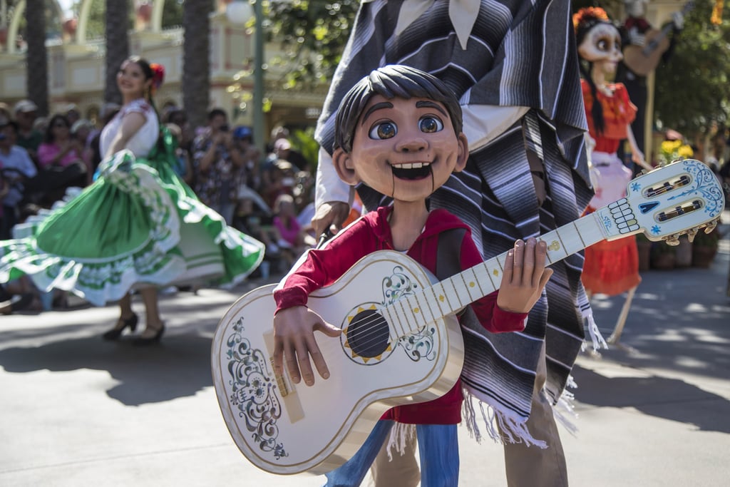 Οι θαυμαστές της ταινίας Coco ζουν απίθανες στιγμές στη Disneyland (εικόνες και video)