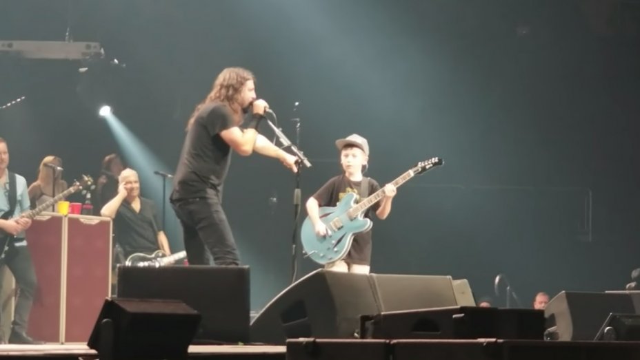 Οι Foo Fighters ανεβάζουν στην σκηνή 10χρονο και παίζουν μαζί Metallica! (video)