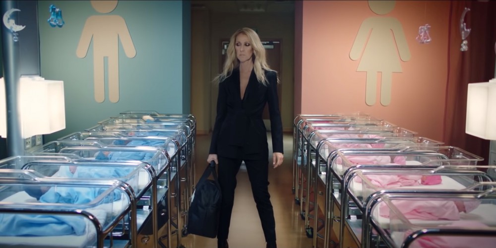 H Celine Dion εισέβαλλε σε μαιευτήριο για να απελευθερώσει τα μωρά από τα στερεότυπα των φύλων (video)!