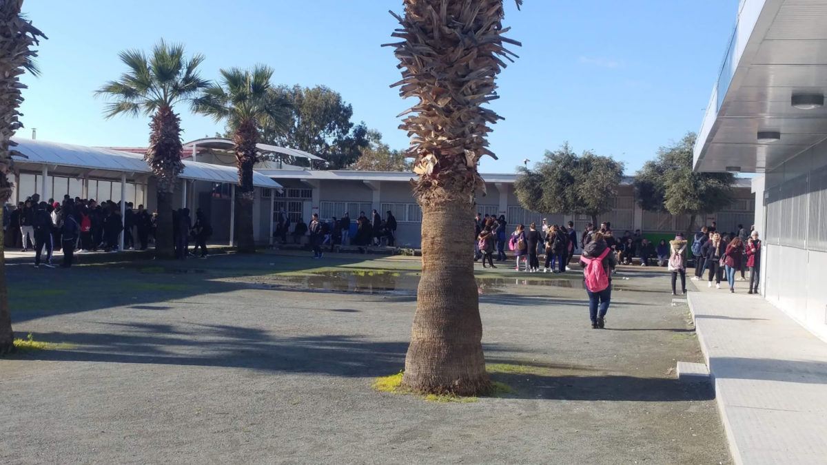 Δίωρη στάση μαθητών: Διαμαρτύρονται για τις εξετάσεις ανά τετράμηνο