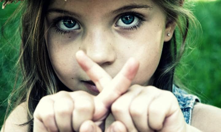 Το παιδί που έχει λάβει αγάπη κι αποδοχή απ’ το σπίτι του, έχει αυτοπεποίθηση και δεν το αγγίζει το bullying
