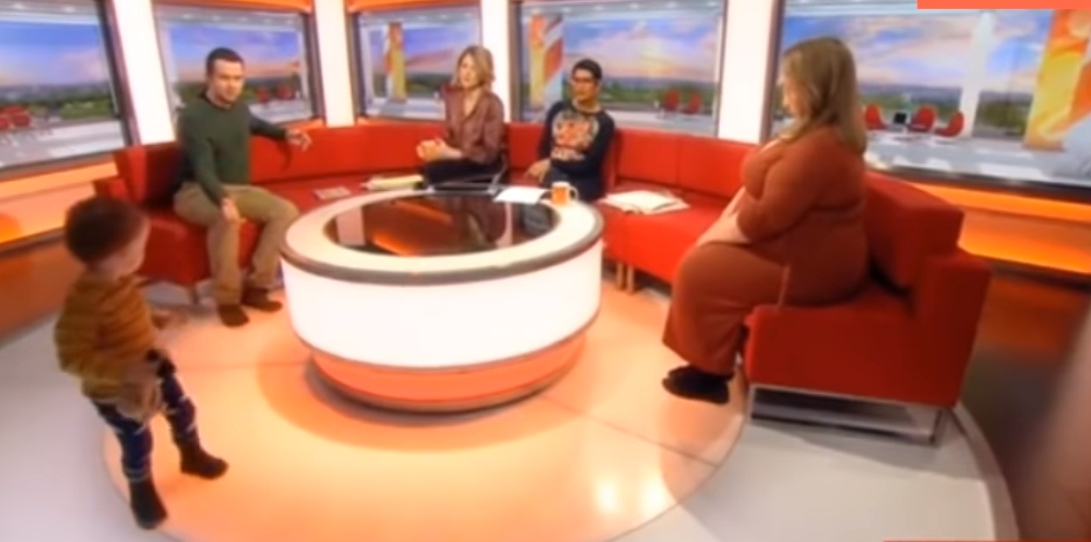 Απίστευτο περιστατικό σε εκπομπή του BBC: 2χρονος μπήκε στο πλατό και έκλεψε την παράσταση (video)