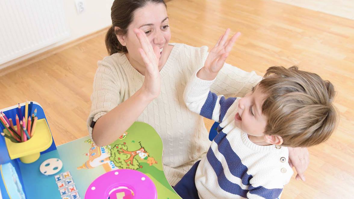 «Αν τελειώσεις νωρίς, θα παίξεις tablet»:10 τρόποι για να δώσετε κίνητρο στα παιδιά χωρίς δωροδοκία