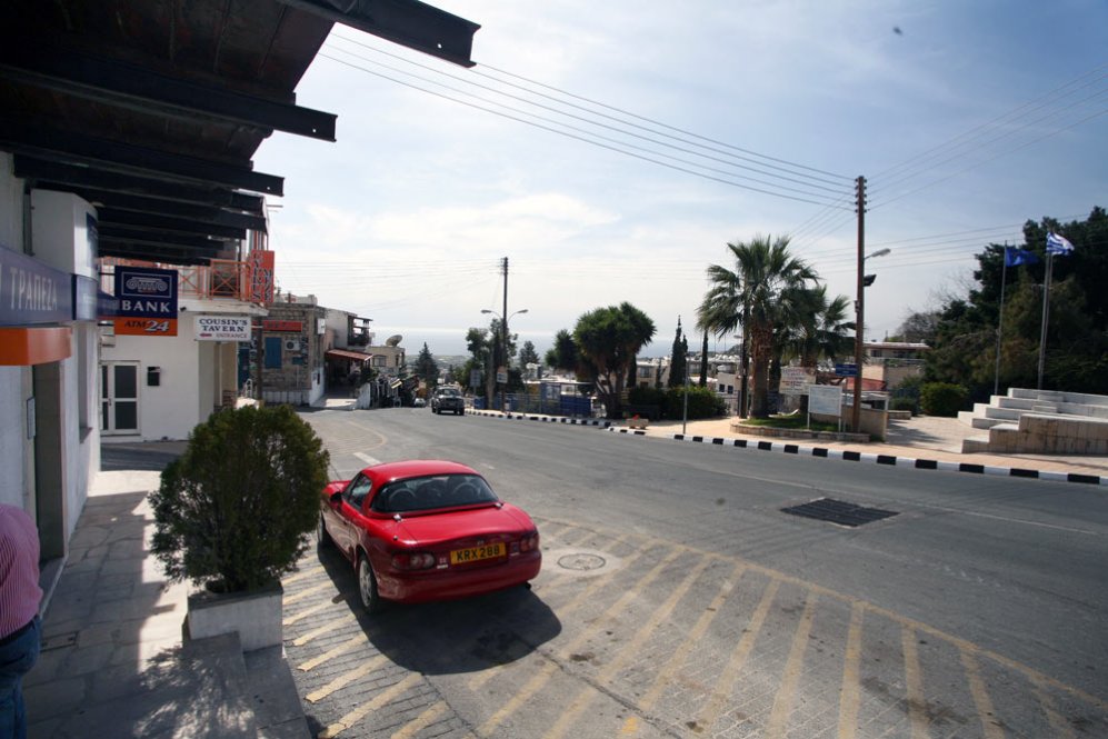 Εικόνες ντροπής: Εξοργίζει η φωτογραφία μπαμπά σε αναπηρικό αμαξίδιο που κάνει βόλτα το μωράκι του