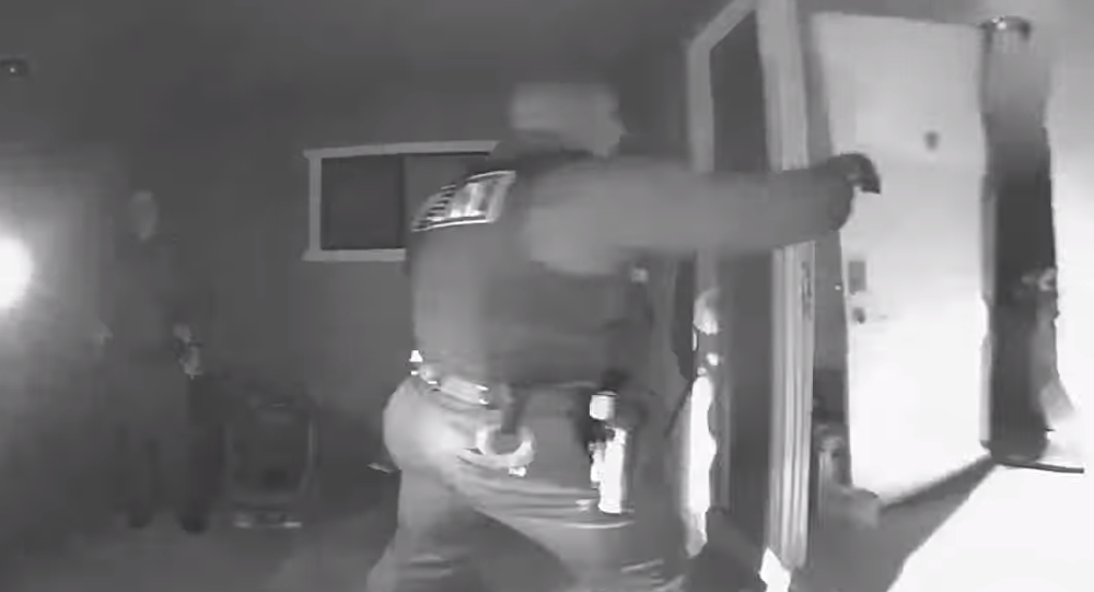 Σoκαριστικό video: Αστυνομικοί παίρνουν με τη βία άρρωστο παιδί από την οικογένειά του που αρνούνταν να το πάει στο γιατρό
