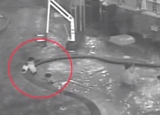 Σοκαριστικό video: 3χρονος πνιγόταν σε πισίνα χωρίς κανείς να το αντιληφθεί!