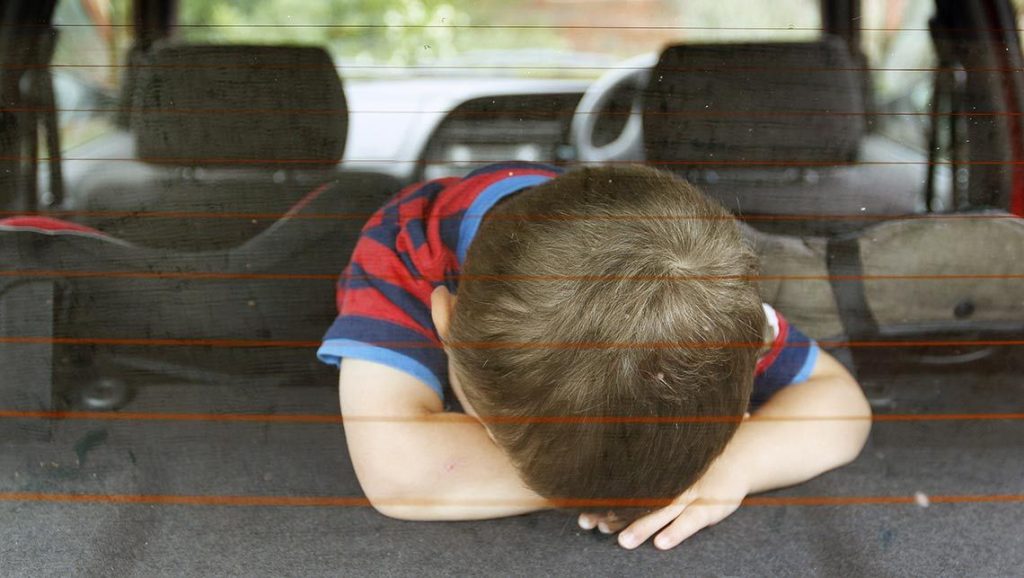 4χρονο παιδί κάλεσε την Αστυνομία αφού έμεινε μόνο στο αμάξι με τα 6 αδέρφια του!