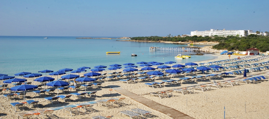 Γαλάζια σημαία: Αυτές είναι οι 65 παραλίες της Κύπρου που βραβεύτηκαν φέτος