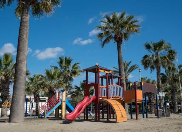 Λάρνακα: 3 νέες παιδικές χαρές σε παραλίες της πόλης για ατελείωτο παιχνίδι