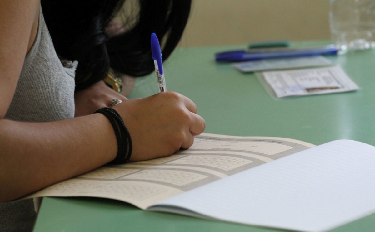 Σε 14 γλώσσες μεταφράζεται το απολυτήριο Λυκείου – Πώς μπορούν να το αποκτήσουν οι ενδιαφερόμενοι μαθητές