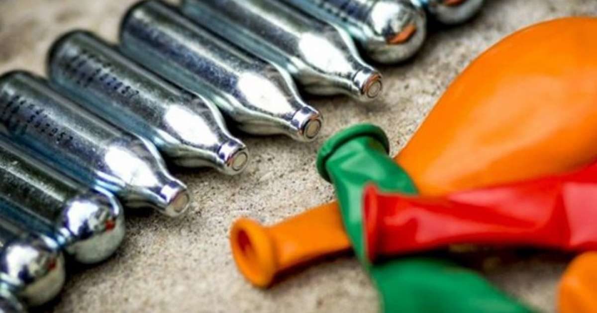 Αέριο γέλιου: Η νέα απειλή για εφήβους και νέους – Όλα όσα πρέπει να ξέρετε