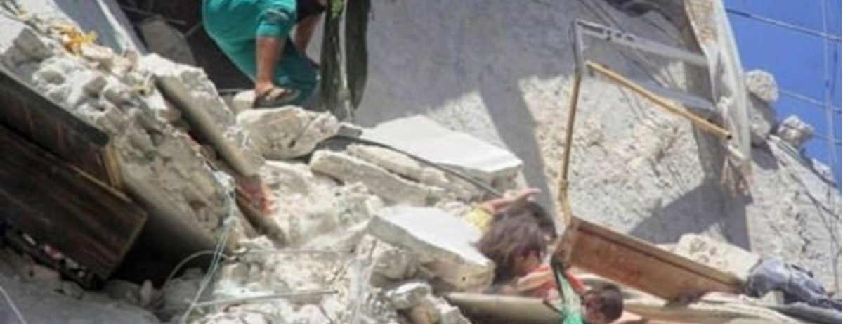5χρονη σώζει τη μικρή αδερφή της από τα συντρίμμια κτιρίου – Η φωτογραφία που συγκλονίζει την υφήλιο