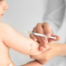 Δρ. Αβραάμ Ηλία: «Αδικαιολόγητες οι αντιδράσεις γονιών για τους εμβολιασμούς»