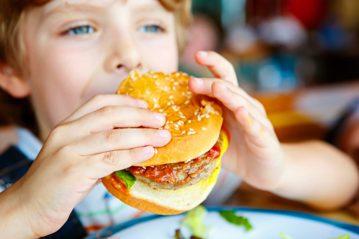 Το junk food καθυστερεί την ανάπτυξη των παιδιών, σύμφωνα με νέα έρευνα