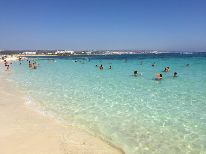 Αυτή είναι η πασίγνωστη παραλία της Κύπρου που ψηφίστηκε ως η 3η καλύτερη στον κόσμο (φωτογραφία)
