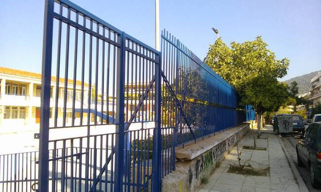 Αντιδρούν οι γονείς για τις περιφράξεις στα σχολεία: «Τερατουργήματα που θυμίζουν στρατόπεδα συγκέντρωσης»