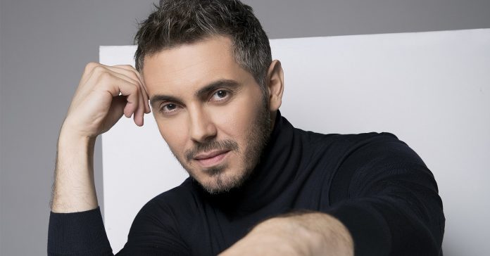 Ο Μιχάλης Χατζηγιάννης τραγουδά στον Άγ. Αθανάσιο για τους πρόσφυγες που έχασαν τη ζωή τους