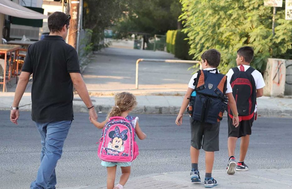 Πρώτο κουδούνι στα Δημοτικά Σχολεία σήμερα: Με χαμόγελα οι μαθητές – Με αντιδράσεις οι γονείς