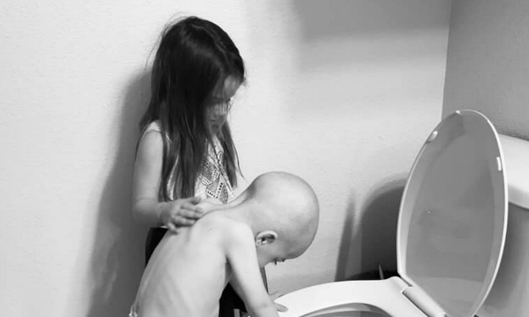 5χρονη παρηγορεί το 4χρονο αδερφάκι της μετά τη χημειοθεραπεία: Η φωτογραφία που μας ραγίζει την καρδιά