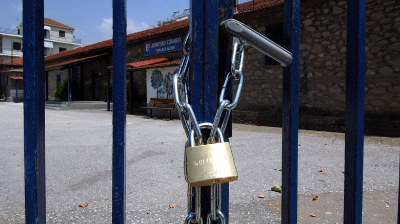 Διευθυντές άφησαν έξω από σχολεία μαθητές Δημοτικού – Απίστευτες καταγγελίες γονέων
