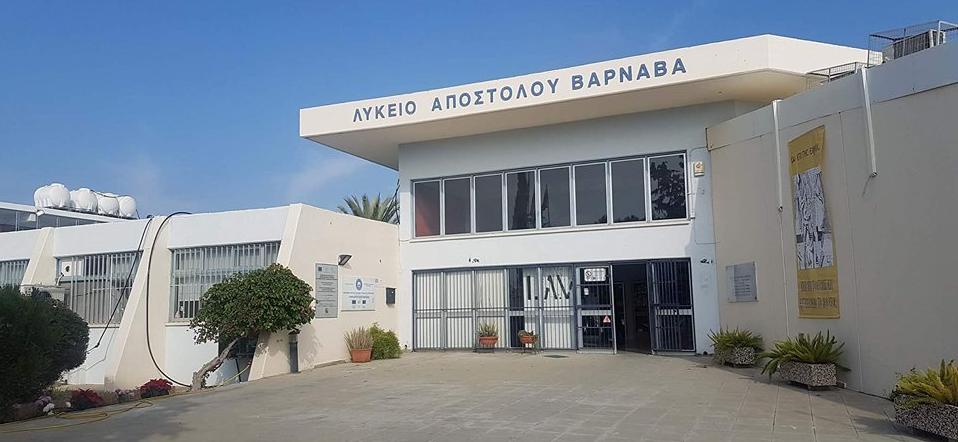 Μετάθεση για τον διευθυντή που έδιωξε από Λύκειο τη μαθήτρια με τη μαντήλα
