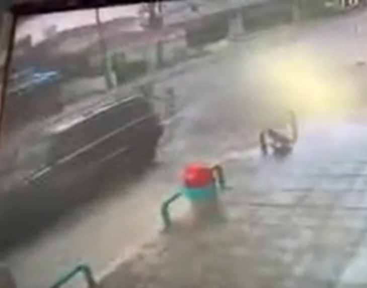Απίστευτο video: Αστυνομικός στη Λευκωσία σώζει κοριτσάκι από αυτοκίνητο την τελευταία στιγμή