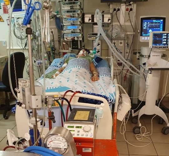 «Οι γιατροί μας είπαν από θαύμα ζει»: Συγκλονίζει ο άντρας της 29χρονης λεχώνας που νοσηλεύεται στο Ισραήλ